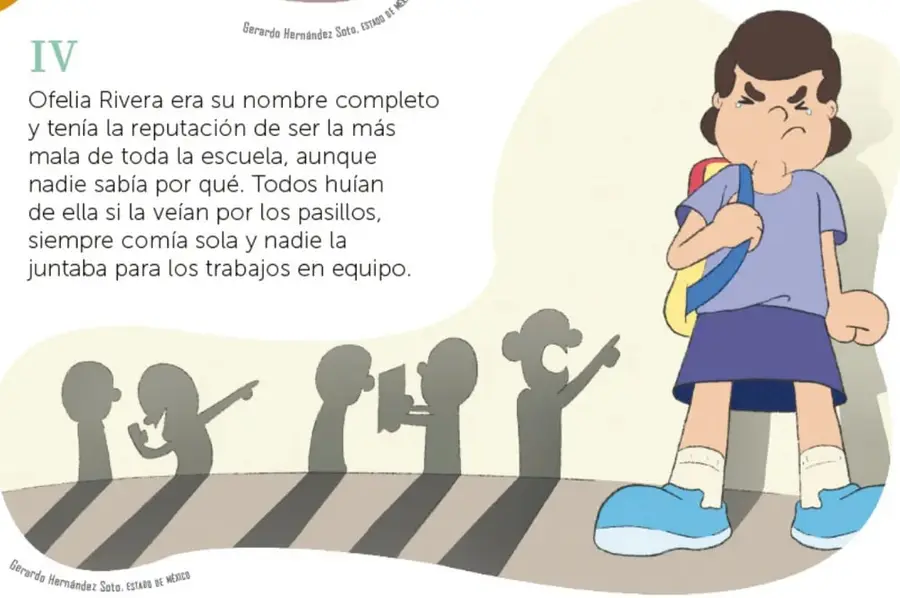 Ofelia de pie, con gesto molesto y mochila, mientras siluetas de compañeros la señalan y comentan a sus espaldas.