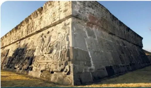Zona arqueológica de Tula, Hidalgo, con pirámide y columnas de atlantes.