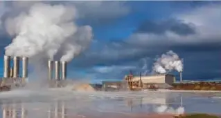 Planta geotermal que aprovecha el calor de fuentes termales para producir vapor y generar electricidad.