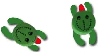 Tres ranas verdes de manualidad: una recostada, una sentada y otra saltando, con ojos negros y lengua roja.