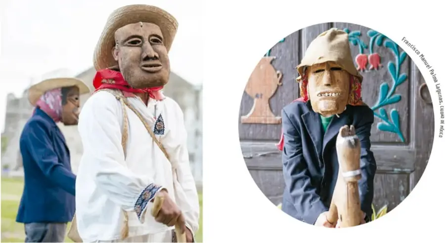 Dos danzantes con máscaras talladas de rostro arrugado, sombreros de palma, pañuelos rojos y bastón; uno viste camisa blanca con mangas bordadas.