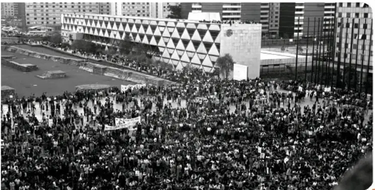 Manifestación estudiantil en la Plaza de las Tres Culturas, 1968.