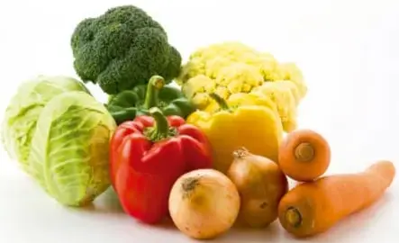 Variedad de verduras frescas: brócoli, coliflor, lechuga, pimiento rojo y amarillo, cebolla y zanahoria.