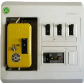 Fotografía de un tablero eléctrico doméstico con un no break (etiqueta amarilla) y varios interruptores termomagnéticos.