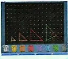 Dos geoplanos con ligas formando un octágono y un rectángulo.