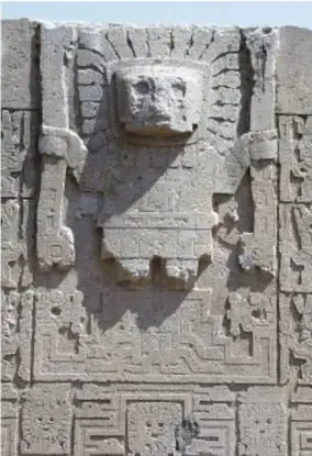 Escultura lítica de una figura con rasgos antropomorfos y alas, probablemente representación de una divinidad andina (Viracocha o Inti).