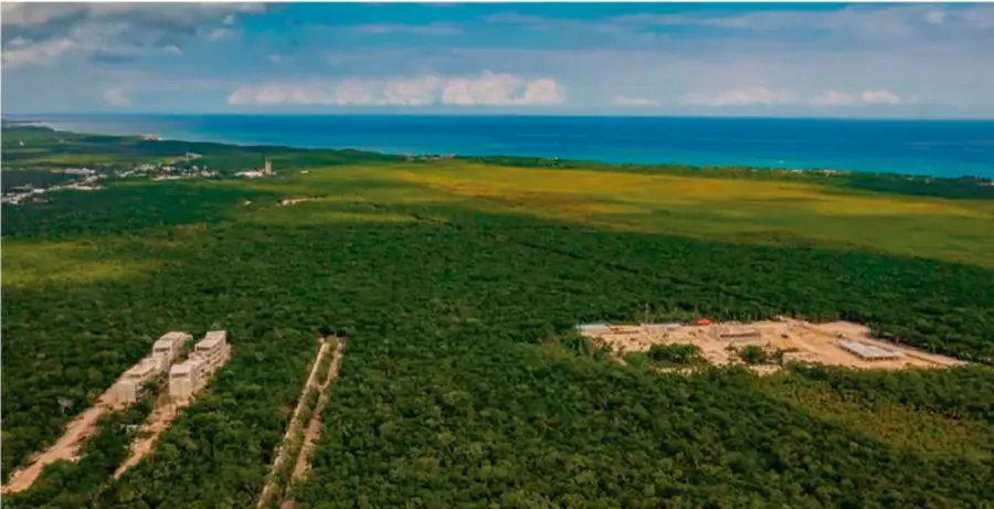 Vista aérea de una zona costera con selva, campos de cultivo y ruinas arqueológicas mayas, que muestra la relación entre paisaje natural y paisaje cultural.