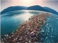 Fotografía de una isla de basura formada por plásticos y otros desechos en el océano Pacífico.