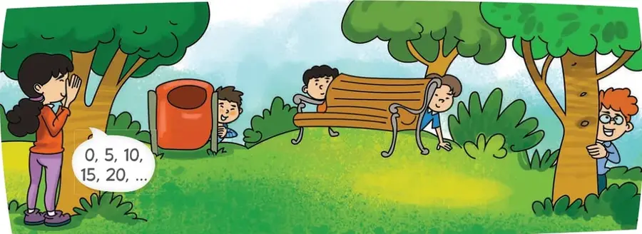 Escena al aire libre donde Martina, con los ojos tapados junto a un árbol, cuenta de 5 en 5 mientras tres amigos se esconden detrás de un basurero, una banca y un árbol.