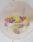 Fotografía de un tazón con ensalada de frutas colorida (heterogénea).