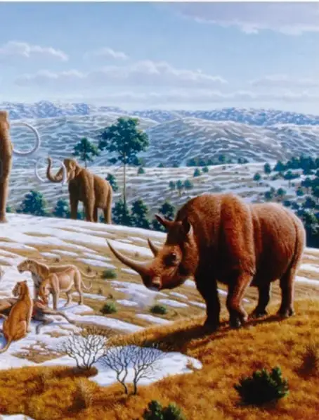 Ilustración de un paisaje prehistórico con un rinoceronte lanudo, mamuts y otros animales sobre terreno nevado.
