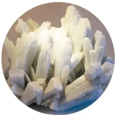 Ilustración estilizada en tonos claros de un grupo de cristales con formas geométricas y punzantes.