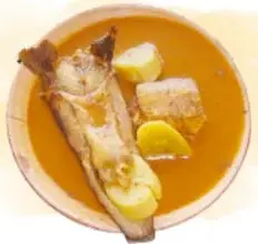 Fotografías de pejelagarto en caldo, carne a la tampiqueña con sus acompañamientos y tacos de canasta en plato de Talavera.