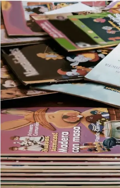 Pila de revistas infantiles y escolares de colores, entre ellas una titulada 'Moderno con masa', que sirven como ejemplo para explorar sus secciones.