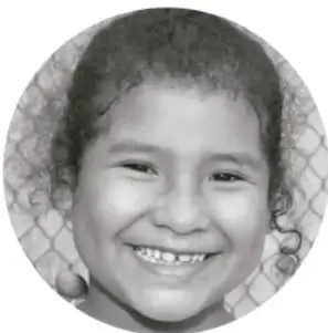 Fotografía en blanco y negro de una niña sonriente.