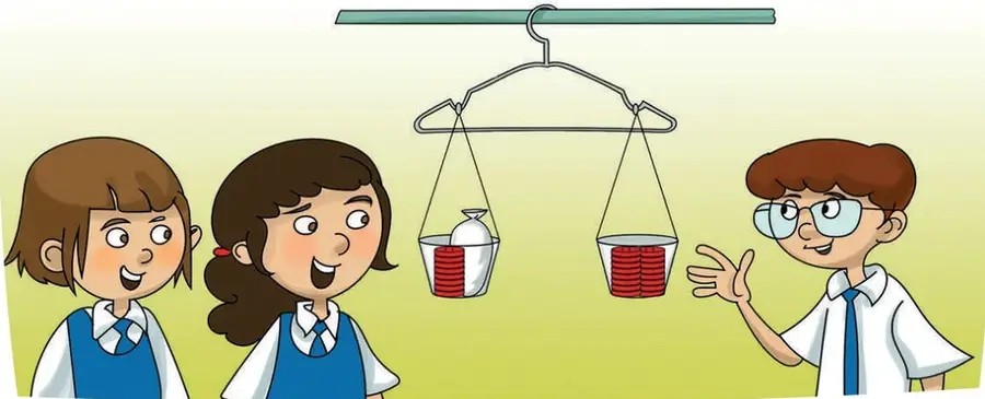 Balanza de platillos en equilibrio; el vaso izquierdo contiene una bolsa blanca sobre una torre de botones rojos y el vaso derecho una torre de botones rojos. Tres estudiantes observan la escena.