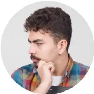 Fotografía circular de una joven pensativa.