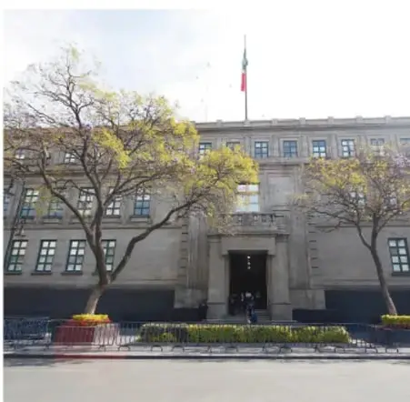 Fotografía de un edificio público con bandera de México, relacionado con instituciones del Estado.