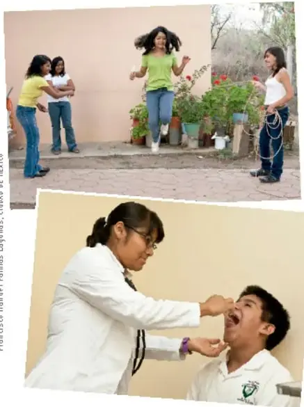 Profesional de la salud revisando la boca de un estudiante con un tongue depressor.