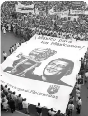 Marcha con pancarta que dice 'México para los mexicanos' y otra del Sindicato Mexicano de Electricistas.