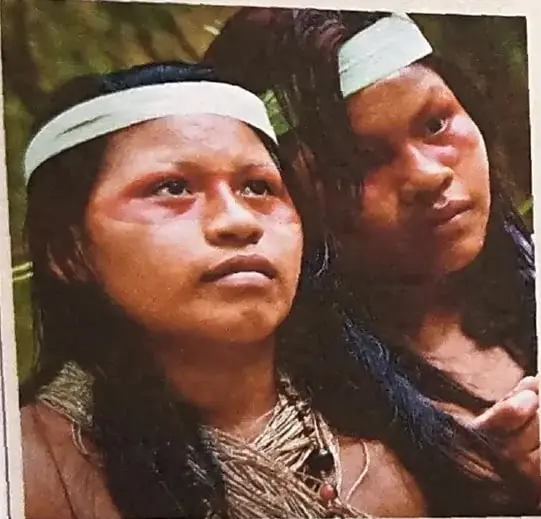 Fotografía de una familia de la nacionalidad awá.