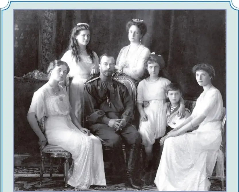 Fotografía histórica en blanco y negro de la familia imperial rusa: el zar Nicolás II, la zarina Alejandra y sus cinco hijos, posando en un salón palaciego.