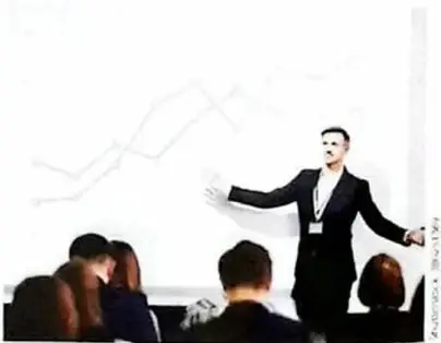 Expositor frente a un público, como ejemplo de una presentación oral apoyada con tecnología.