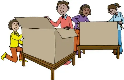 Ilustración de cuatro niños decorando dos grandes cajas de cartón (futuras urnas) sobre mesas de madera: uno pega un papel, otros observan y sostienen las tapas, mostrando el trabajo colaborativo.