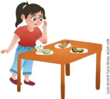 Ilustración de una niña de cabello oscuro y playera roja que observa una mesa de madera con platos que contienen pedazos de aguacate, plátano y manzana.