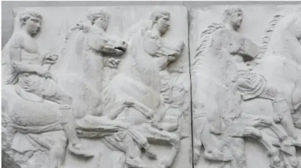 Fotografía de un fragmento de bajorrelieve del Partenón con figuras humanas y caballos en procesión.