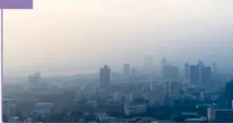 Vista de una ciudad con esmog y contaminación atmosférica.