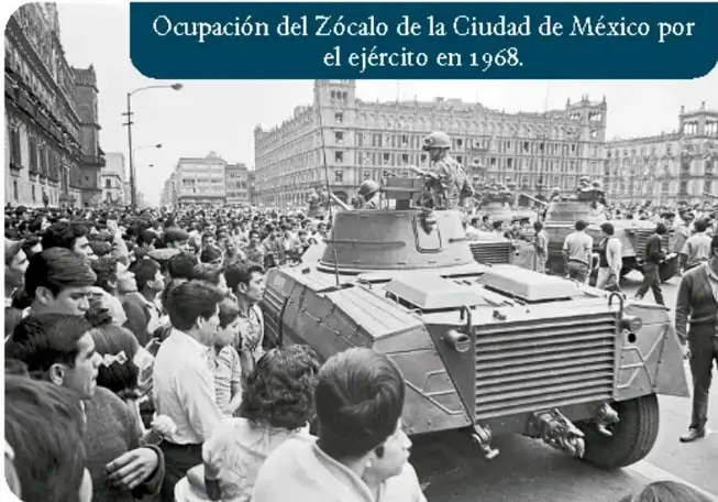Fotografía en blanco y negro de la ocupación del Zócalo de la Ciudad de México por el ejército en 1968, con una multitud y un vehículo militar.