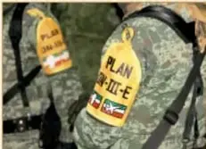 Fotografía de vehículos militares y personal en labores de auxilio, con un letrero que dice 'Plan DN-III-E'.