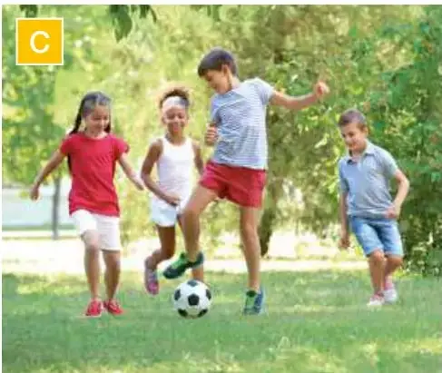 Niños jugando fútbol en el parque.