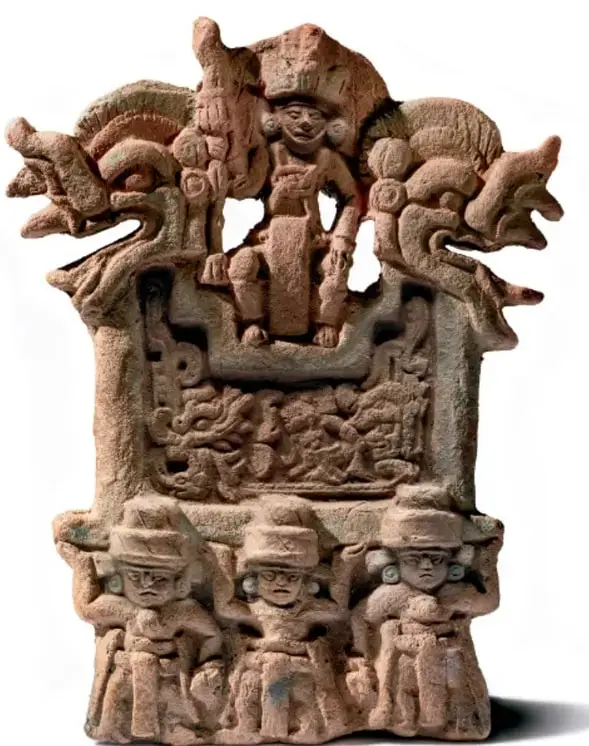 Escultura de cerámica: silbato con figura humana central, serpiente bicefálica y tres jugadores de pelota en la base, proveniente de Petén, Guatemala