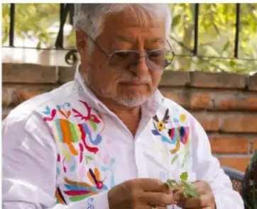 Fotografía de un hombre adulto con camisa bordada tradicional, identificado como Filomena Tun Cocon, Quintana Roo.