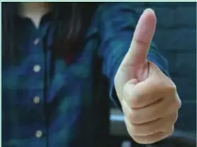 Persona haciendo gesto de pulgar arriba, simbolizando la aprobación del prototipo.