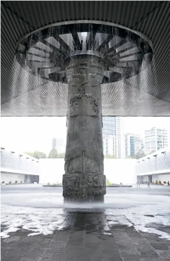 Fotografía del paraguas o columna central del Museo Nacional de Antropología, con chorros de agua cayendo alrededor.