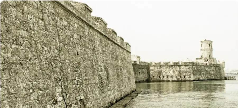 Fotografía del fuerte de San Juan de Ulúa, con sus murallas de piedra y el torreón del faro frente al mar.