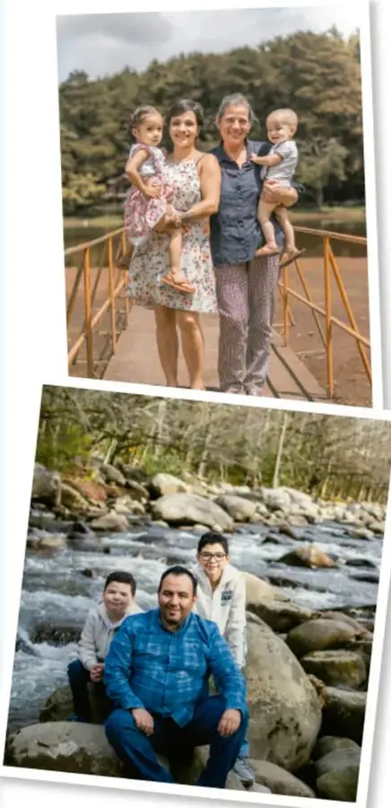 Fotografía tipo polaroid de una familia junto a un río con piedras y bosque: un hombre sentado sobre las rocas, dos niños y otra persona detrás.