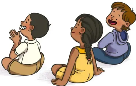 Tres niñas y niños sentados en el suelo, mirando y riendo frente a la función de títeres.