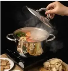 Mano levantando la tapa de una olla con vapor, ilustrando la presión del vapor.