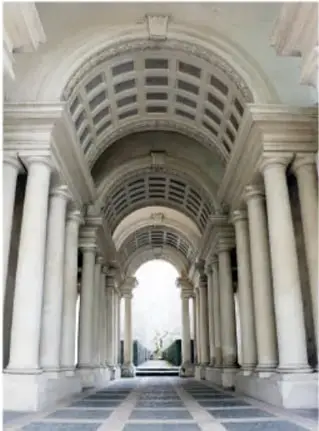 Galería con columnas y arcos que se alejan hacia el fondo.