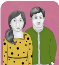 Dos mujeres adultas y una niña, sobre fondo magenta.