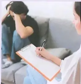 Una mujer levanta las manos para detener a un hombre que se acerca. La imagen representa una situación de acoso y la necesidad de establecer límites.