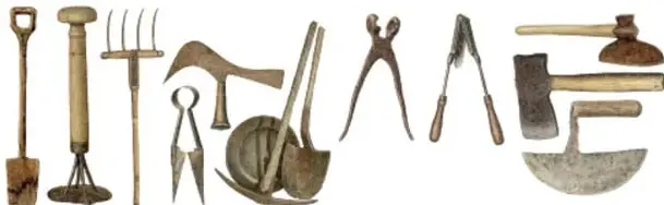 Fotografía de herramientas agrícolas tradicionales de metal y madera: pala, rastrillo, horca, azadón, machete, tijeras de podar, hacha y hoz.