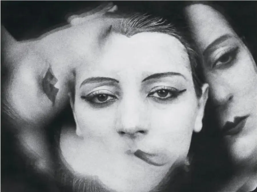 Fotografía en blanco y negro de un rostro femenino con efecto de superposición y una mano sobre la frente, propia del estilo surrealista de Man Ray.