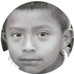 Fotografía en blanco y negro del rostro de un niño.