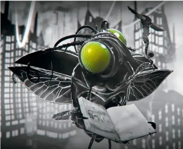 Fotograma del cortometraje en CGI: una mosca gigante mecanizada con ojos verdes compuestos y alas transparentes, sosteniendo y leyendo un libro, en una ciudad gris de edificios industriales; al fondo se ve una figura humana en un puente.
