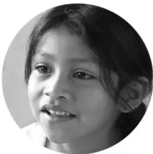 Fotografía en blanco y negro de una niña mirando hacia un lado.